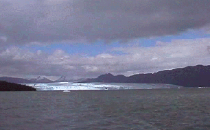 Le Glacier Pie XI se jette dans le Seno Eyre.  La muraille de glace mesure environ 800 m de large et 40 de haut