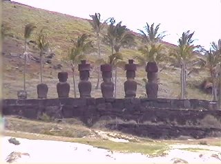 Ahu Nau nau, dont les moai couronns tourne le dos  la baie d'Anakena