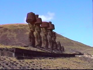 Le ahu Nau Nau, dans la baie d'Anakena, avec ses moai coiffs