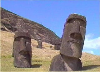 Les placides figures qui  parsment les pentes du volcan Rano Raraku, la carrire