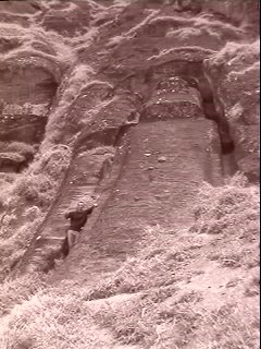 Un des colosses jamais achevs, gisant pour toujours dans la carrire du Rano Raraku